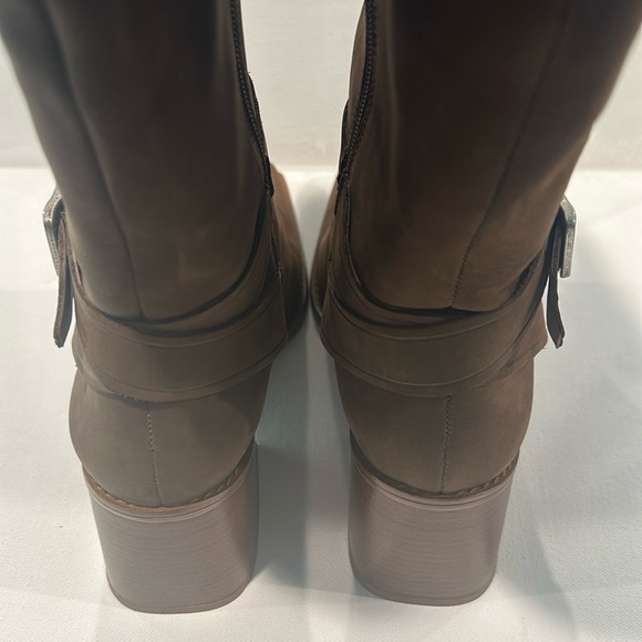 Vince CAMUTO Brown Leather Block Heel Boots with side buckle and zipper. - Picture 7 of 11